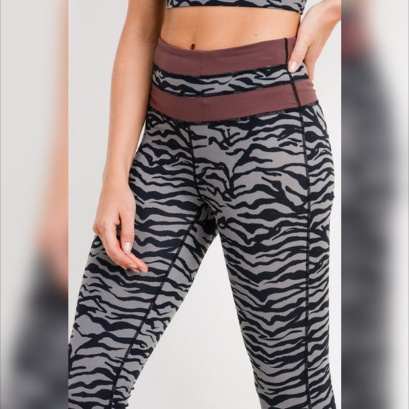 Grey Tiger Print Highwaist Leggings with Striped - Picture 3 of 6